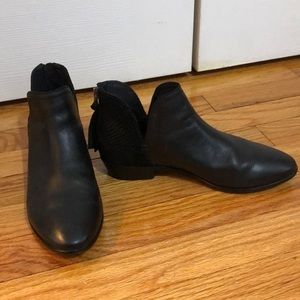 Kenneth Cole Reaction women’s size 6 leather back zip up ankle boots‎